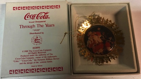 45129-1 € 9,00 coca cola ornament afb 1935 kerstman bij boom